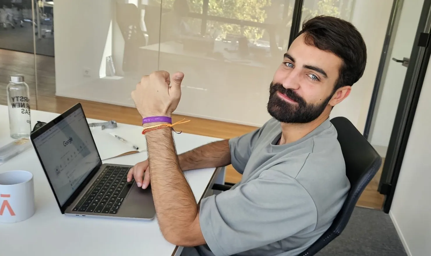 Juan Alonso trabajando en su escritorio