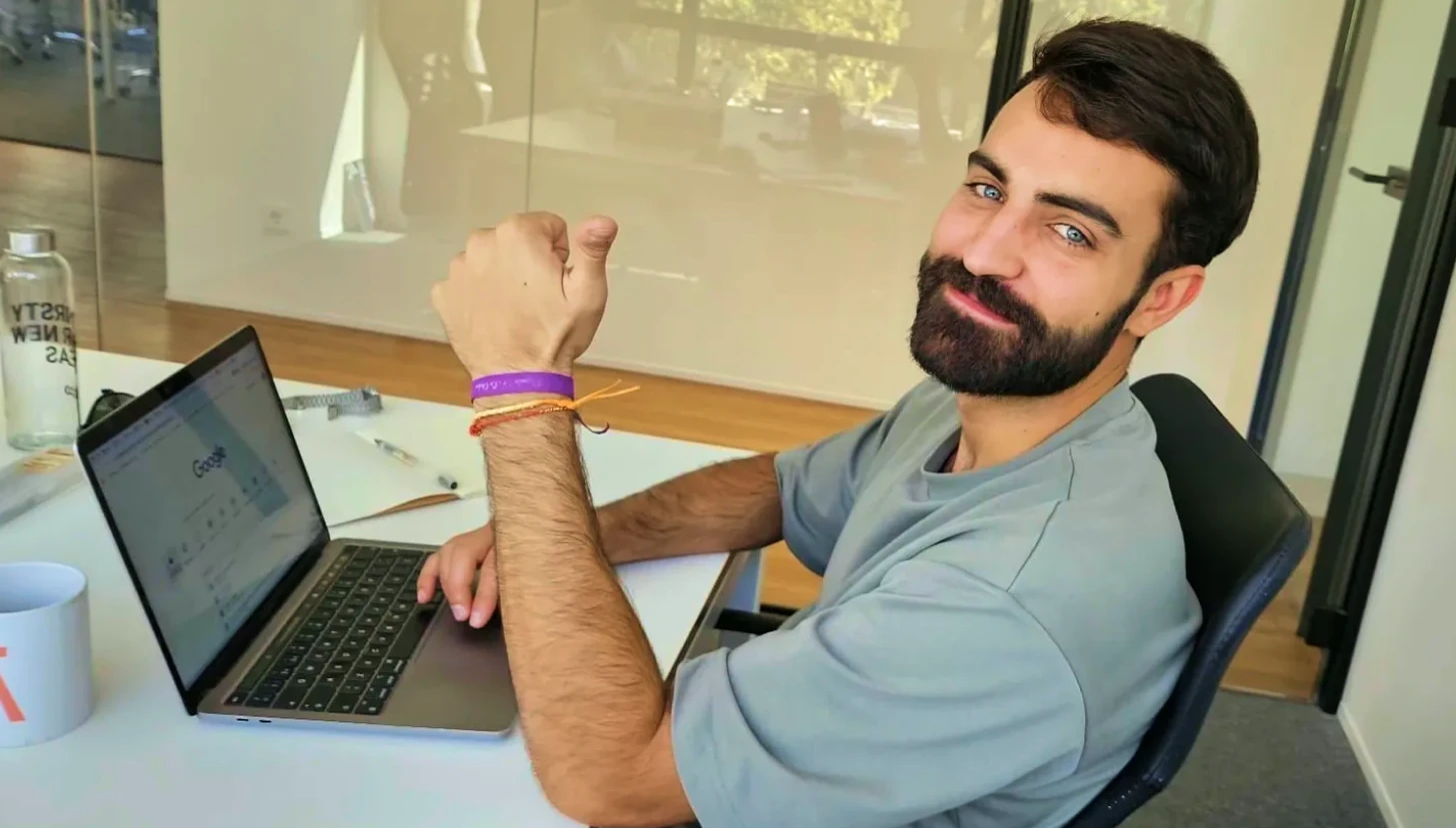 Juan Alonso trabajando en su escritorio